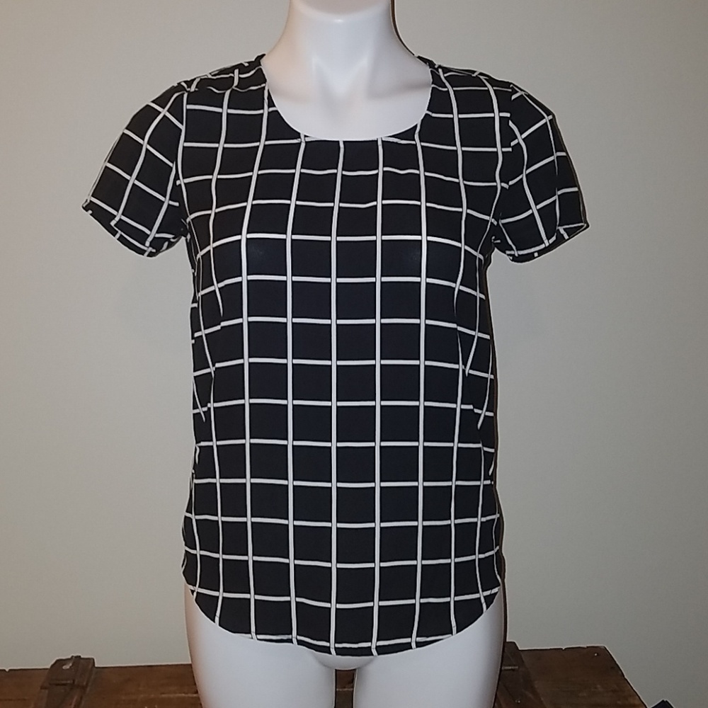 Short sleeve scooped neck blouse